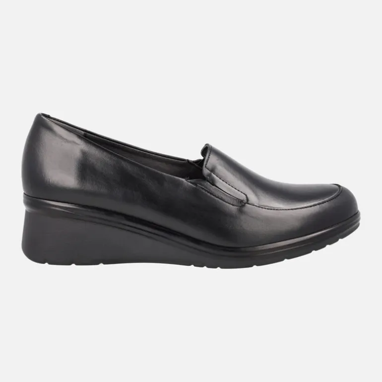 Mocasines negros de piel con elásticos y piso de goma