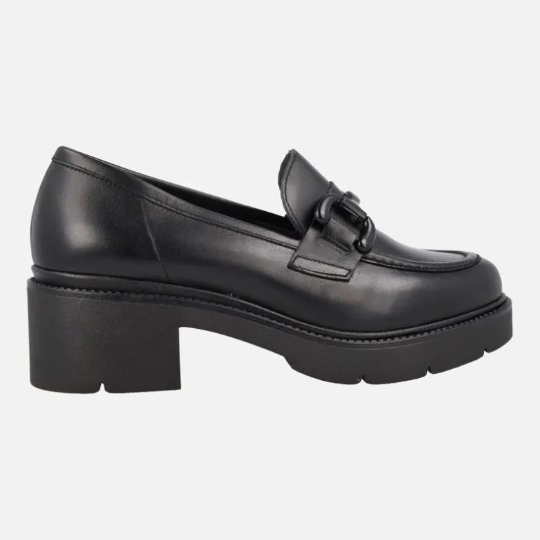 Mocasines negros de piel con adorno en la pala y piso track