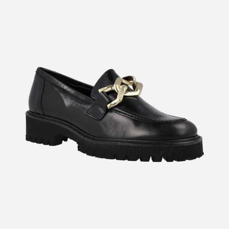 Mocasines negros de piel con adorno de cadena dorada
