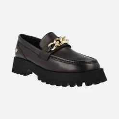 Mocasines negros de piel con cadena dorada y piso track para mujer