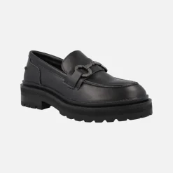 Mocasines negros de piel con adorno y piso track