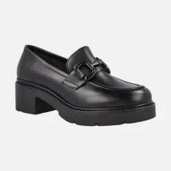 Mocasines negros de piel con adorno en la pala y piso track