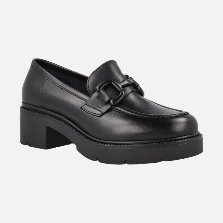 Mocasines negros de piel con adorno en la pala y piso track