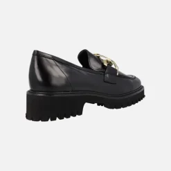 Mocasines negros de piel con adorno de cadena dorada