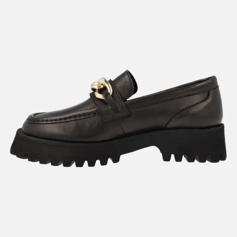 Mocasines negros de piel con cadena dorada y piso track para mujer
