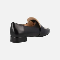 Mocasines negros de piel con copete en color beige para mujer