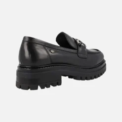 Mocasines negros de piel con adorno metálico y piso track