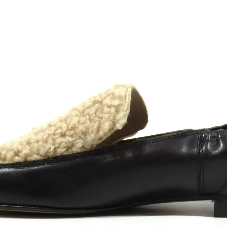 Mocasines negros de piel con copete de pelo