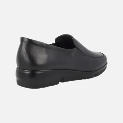 Mocasines negros de piel con elásticos laterales