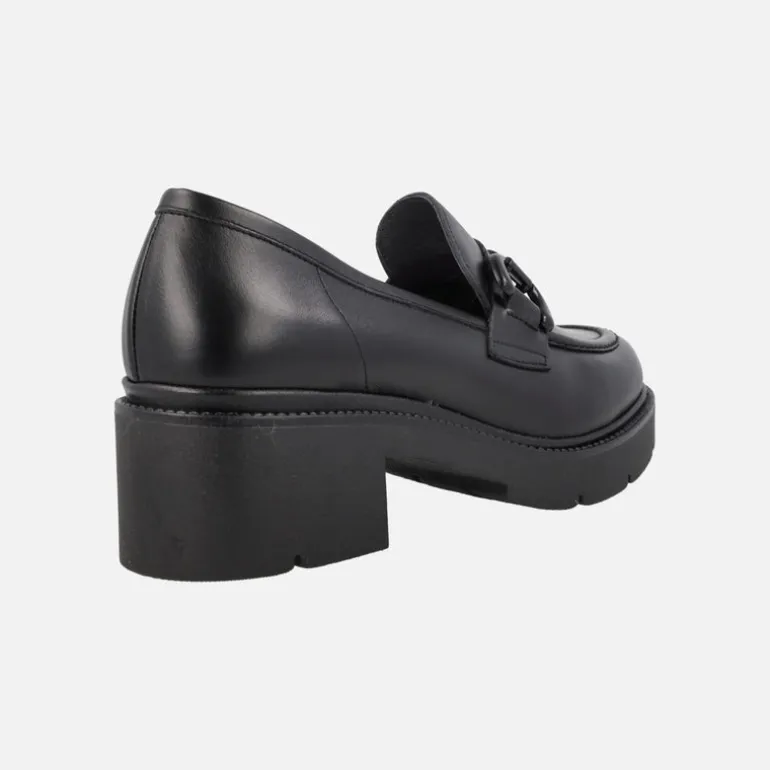 Mocasines negros de piel con adorno en la pala y piso track
