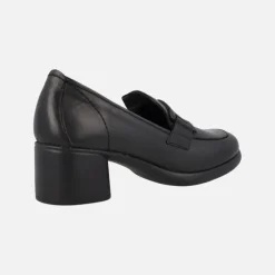 Mocasines negros de piel con tacón bajo y adorno