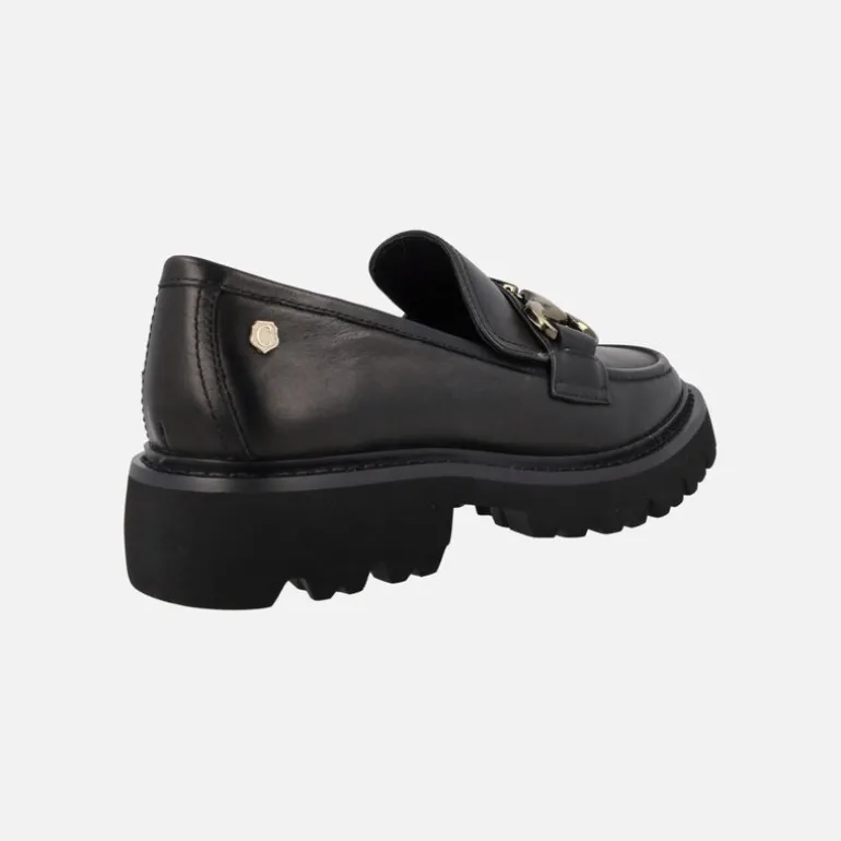 Mocasines negros de piel con adorno dorado y piso track Carmela