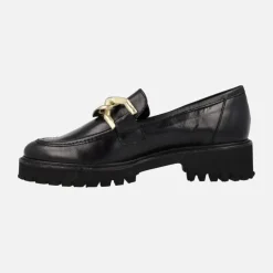 Mocasines negros de piel con adorno de cadena dorada