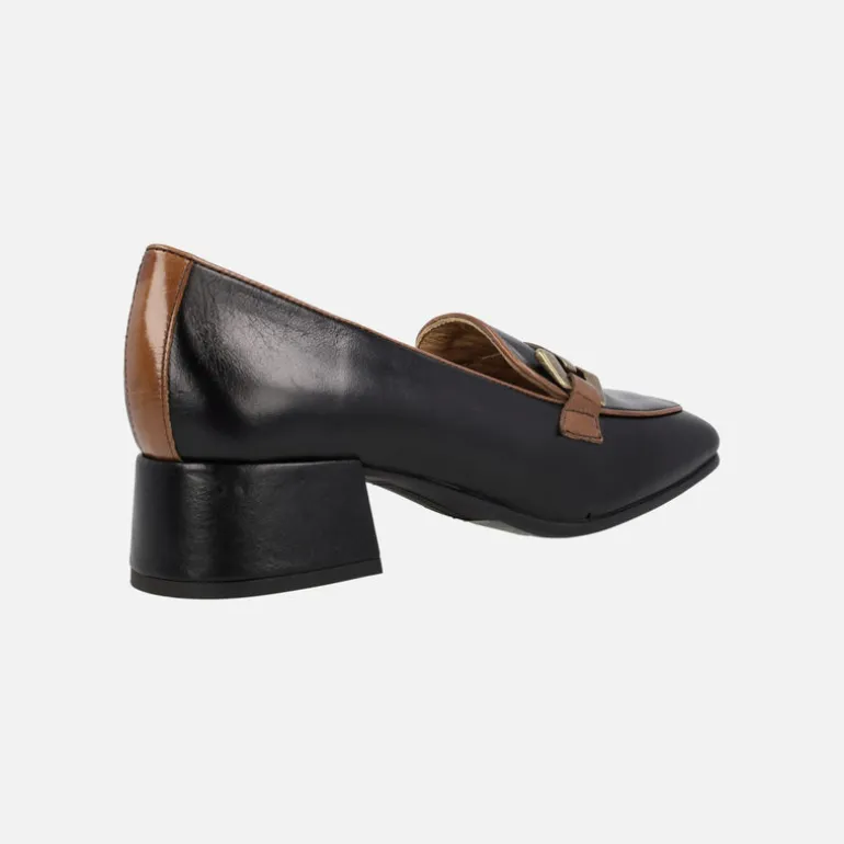 Mocasines negros de piel Texas con adorno dorado y vivo marrón