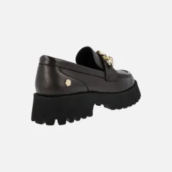 Mocasines negros de piel con cadena dorada y piso track para mujer