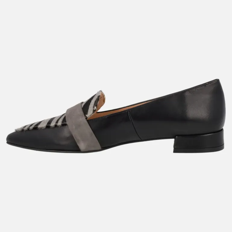 Mocasines negros de piel con copete en print cebra