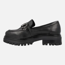 Mocasines negros de piel con adorno metálico y piso track