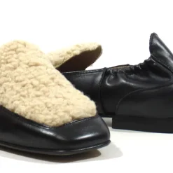 Mocasines negros de piel con copete de pelo
