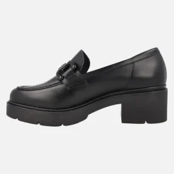 Mocasines negros de piel con adorno en la pala y piso track