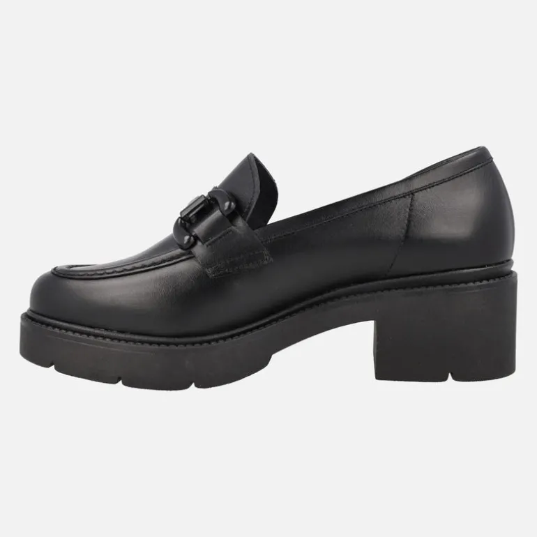Mocasines negros de piel con adorno en la pala y piso track