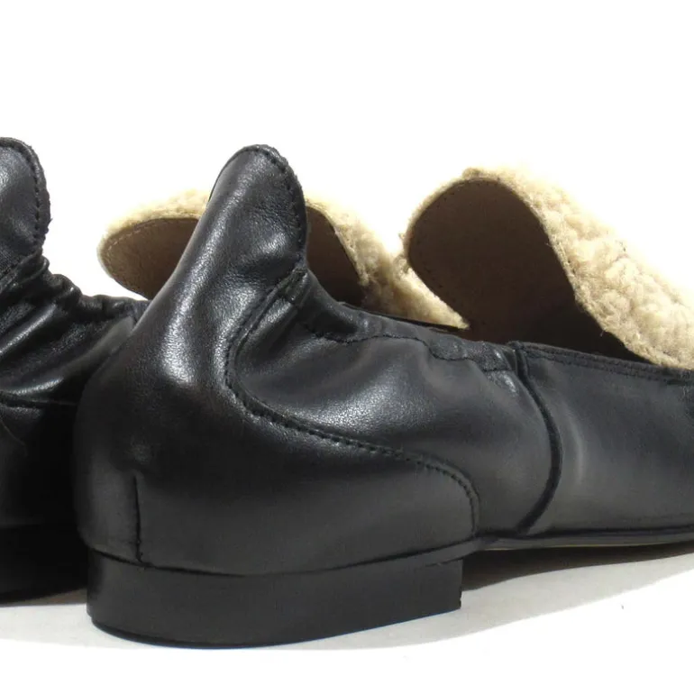 Mocasines negros de piel con copete de pelo