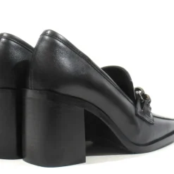Mocasines negros de piel con adorno de cadena Aloise