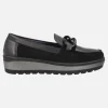 Mocasines negros en combinado de piel y serraje con adorno de cadena