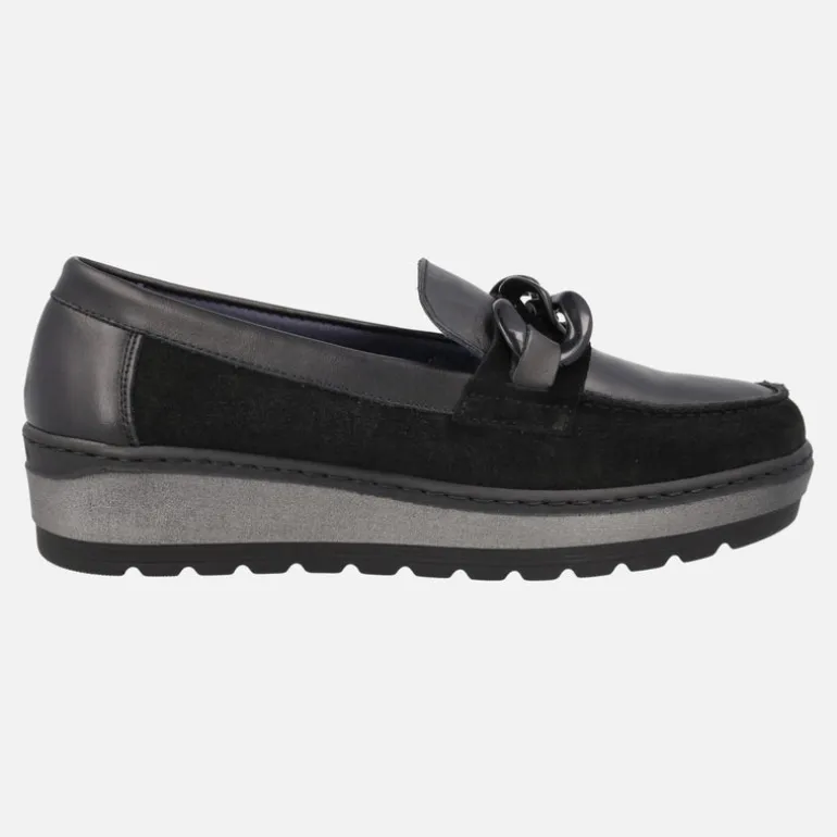Mocasines negros en combinado de piel y serraje con adorno de cadena