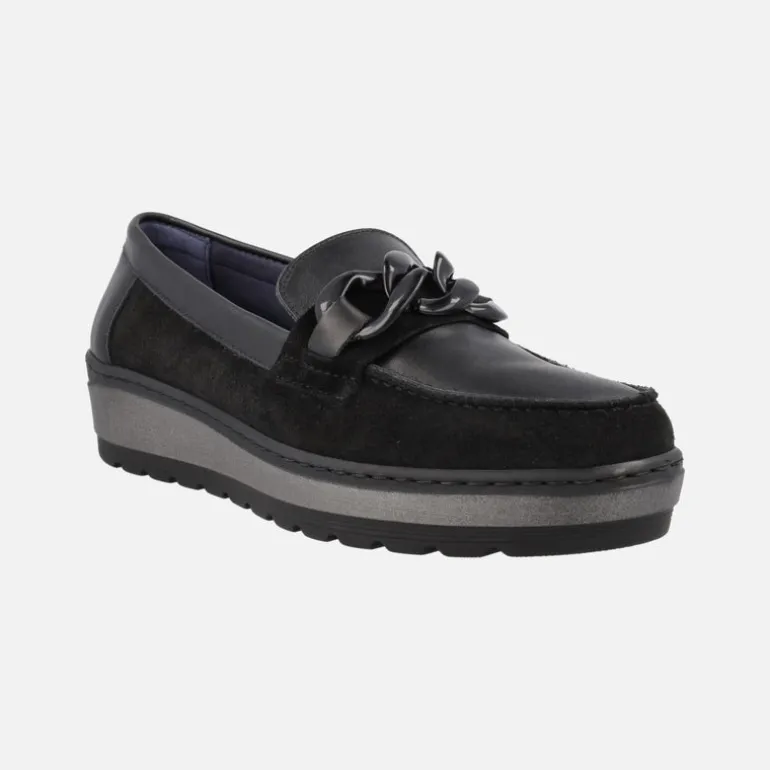 Mocasines negros en combinado de piel y serraje con adorno de cadena