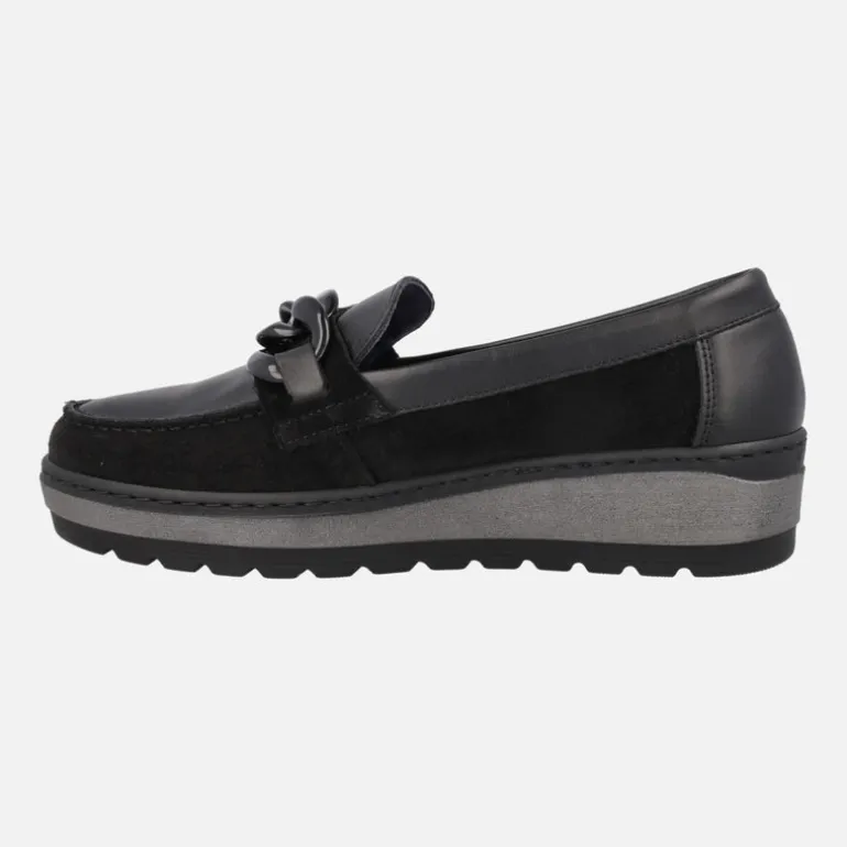 Mocasines negros en combinado de piel y serraje con adorno de cadena