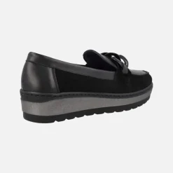 Mocasines negros en combinado de piel y serraje con adorno de cadena