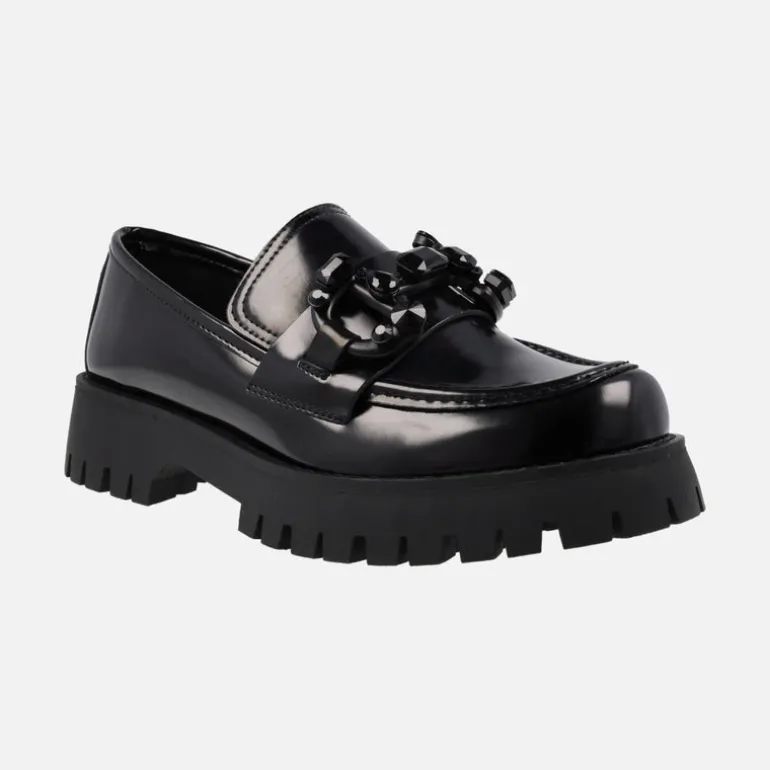 Mocasines negros para mujer con piso track y adorno en la pala