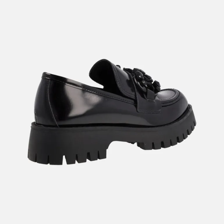 Mocasines negros para mujer con piso track y adorno en la pala