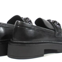 Mocasines negros para mujer con cadena Magda