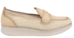 Mocasines para mujer en combinado de piel y rafia en color beige