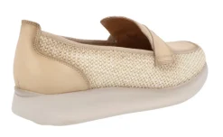 Mocasines para mujer en combinado de piel y rafia en color beige