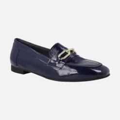 Mocasines planos de charol con adorno de cadena dorada