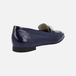 Mocasines planos de charol con adorno de cadena dorada