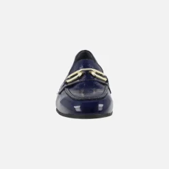 Mocasines planos de charol con adorno de cadena dorada