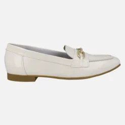 Mocasines planos de charol con adorno de cadena dorada