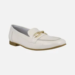 Mocasines planos de charol con adorno de cadena dorada