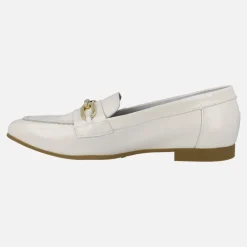 Mocasines planos de charol con adorno de cadena dorada