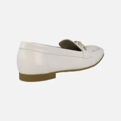 Mocasines planos de charol con adorno de cadena dorada