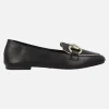 Mocasines planos de piel con adorno metálico para mujer