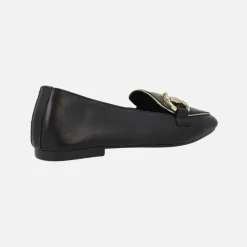 Mocasines planos de piel con adorno metálico para mujer