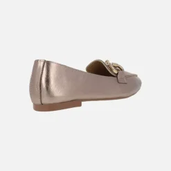 Mocasines planos de piel con adorno metálico para mujer