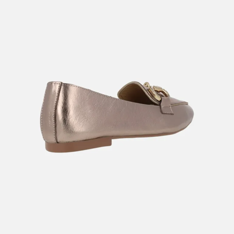 Mocasines planos de piel con adorno metálico para mujer