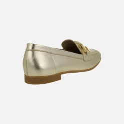 Mocasines planos en piel metalizada oro con adorno metálico