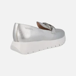 Mocasines Sidney en piel metalizada con adorno metálico