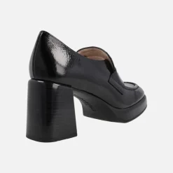 Mocasines Tokio en charol con adorno de antifaz